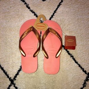 NWT Havaianas pink and rose gold flip flops 37-38